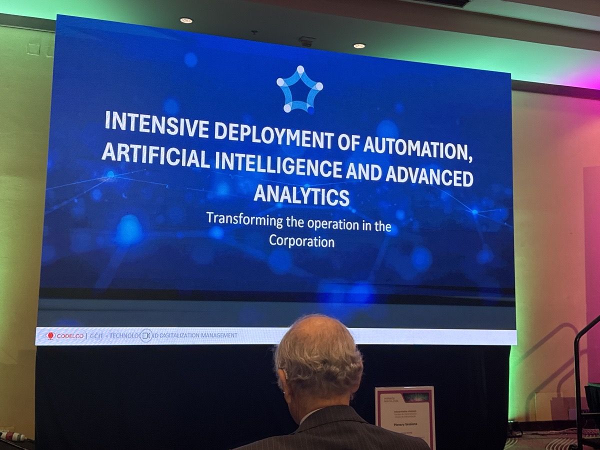 Segundo bloque de la charla: despliegue intensivo de automatización, IA y analítica avanzada para transformar la operación.