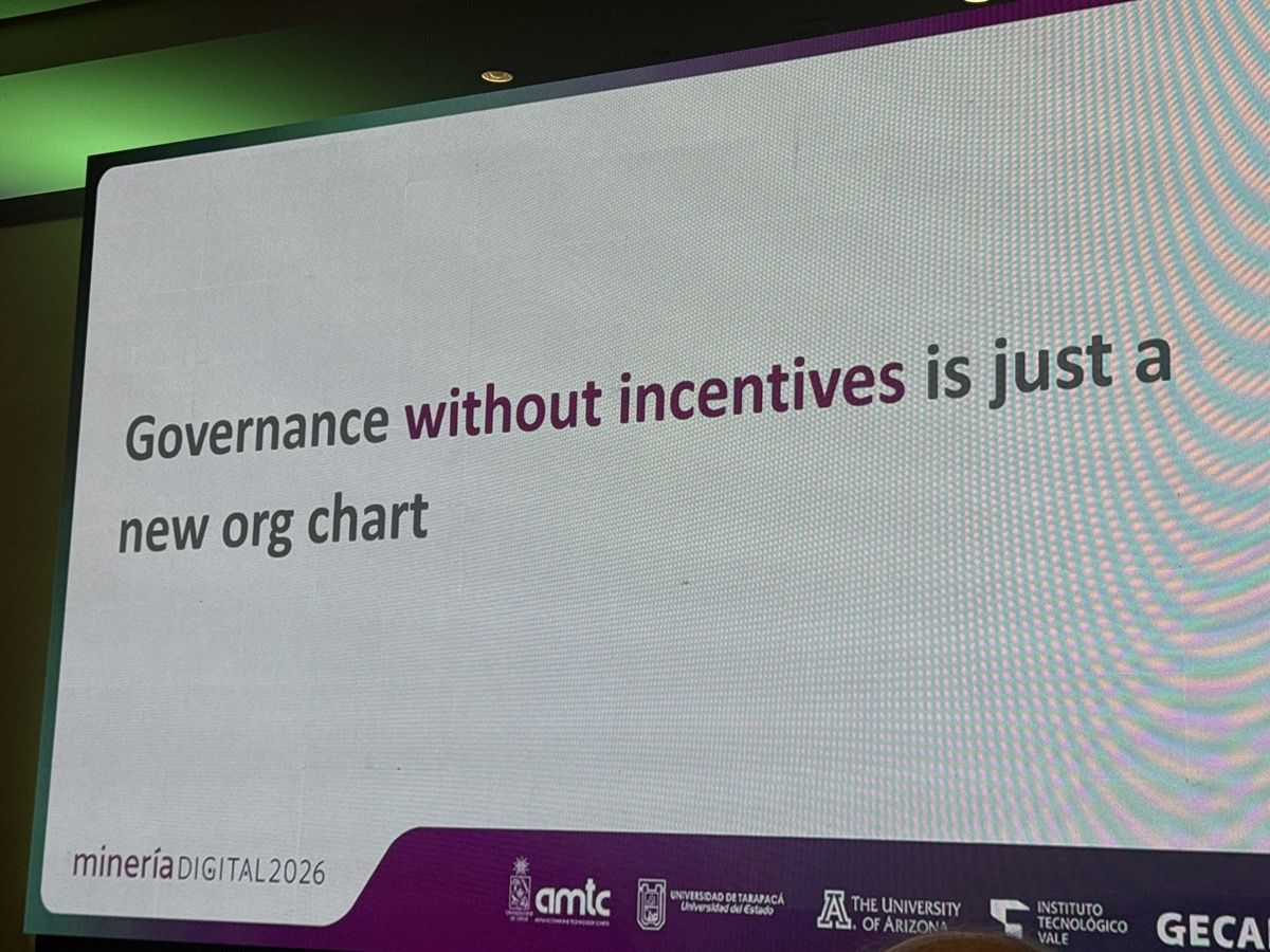 «Governance without incentives is just a new org chart»: sin incentivos alineados, el modelo operativo queda en un organigrama.