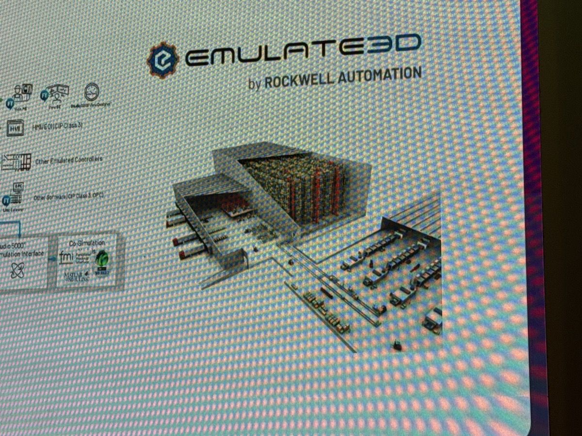 Emulate3D (Rockwell Automation): modelo 3D del patio de acopio y sistema de movimiento de material sobre el que se ejecuta y valida la lógica de control.