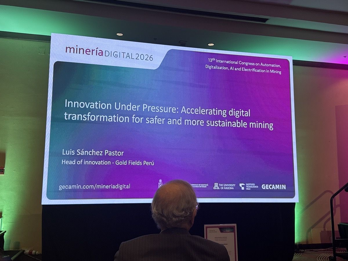 Diapositiva de apertura: «Innovation Under Pressure» — Luis Sánchez Pastor, Head of Innovation, Gold Fields Perú.