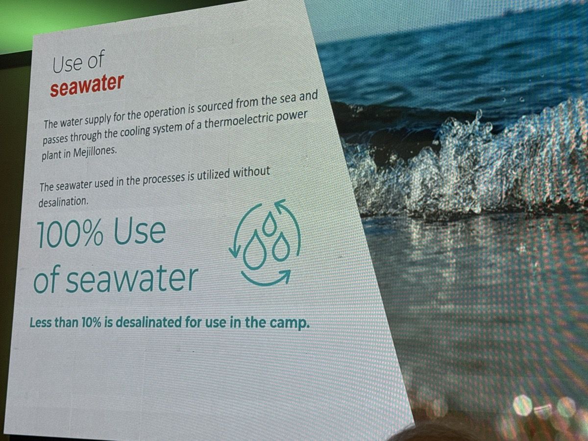 100% de agua de mar sin desalar; <10% se desala solo para el campamento.