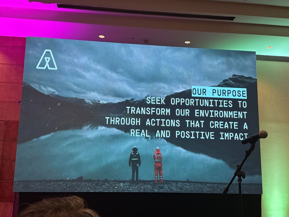 Propósito corporativo: transformar el entorno con acciones de impacto real y positivo.