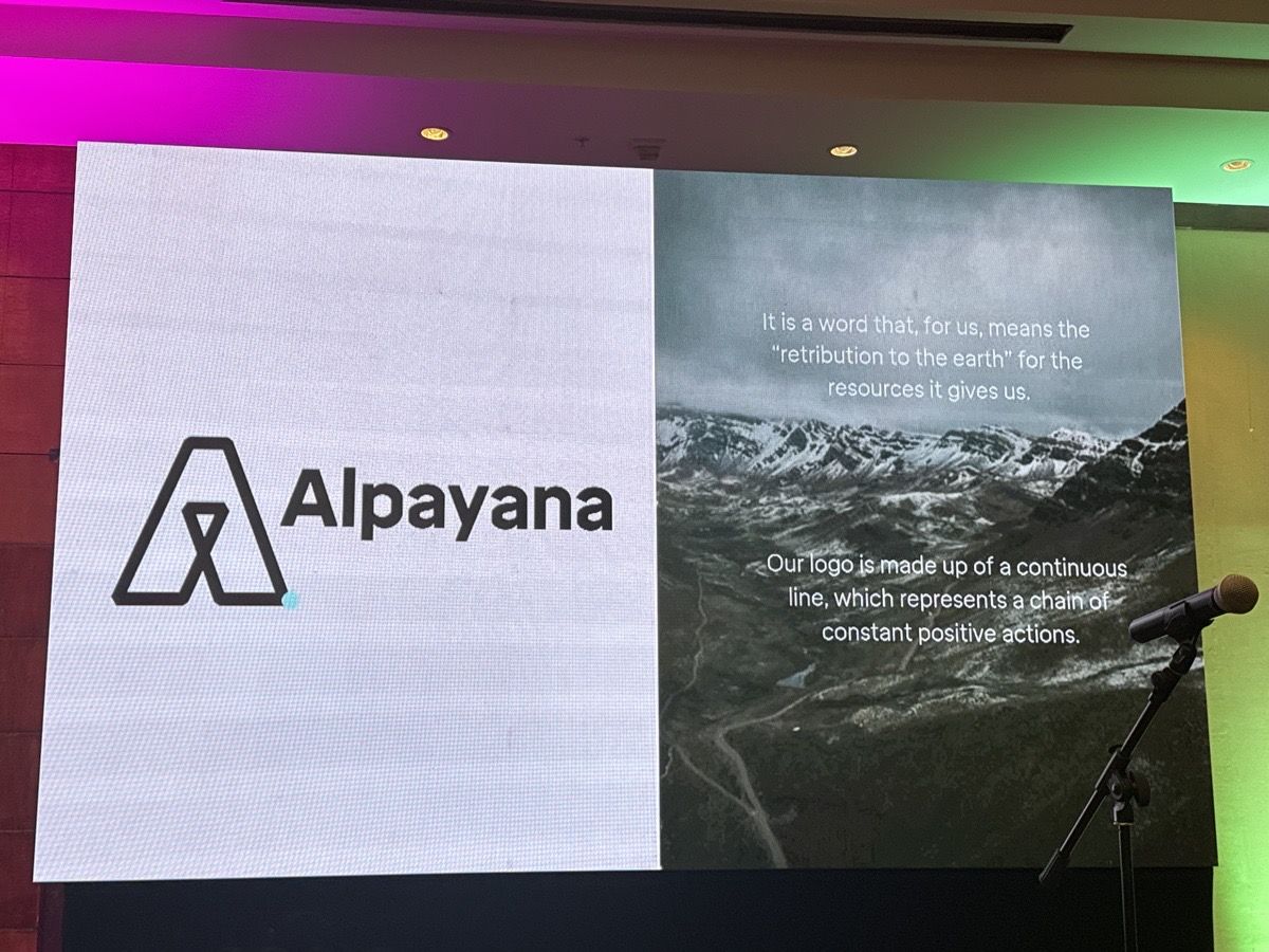 “Alpayana” = contribución a la tierra; el logo es una línea continua de acciones positivas.