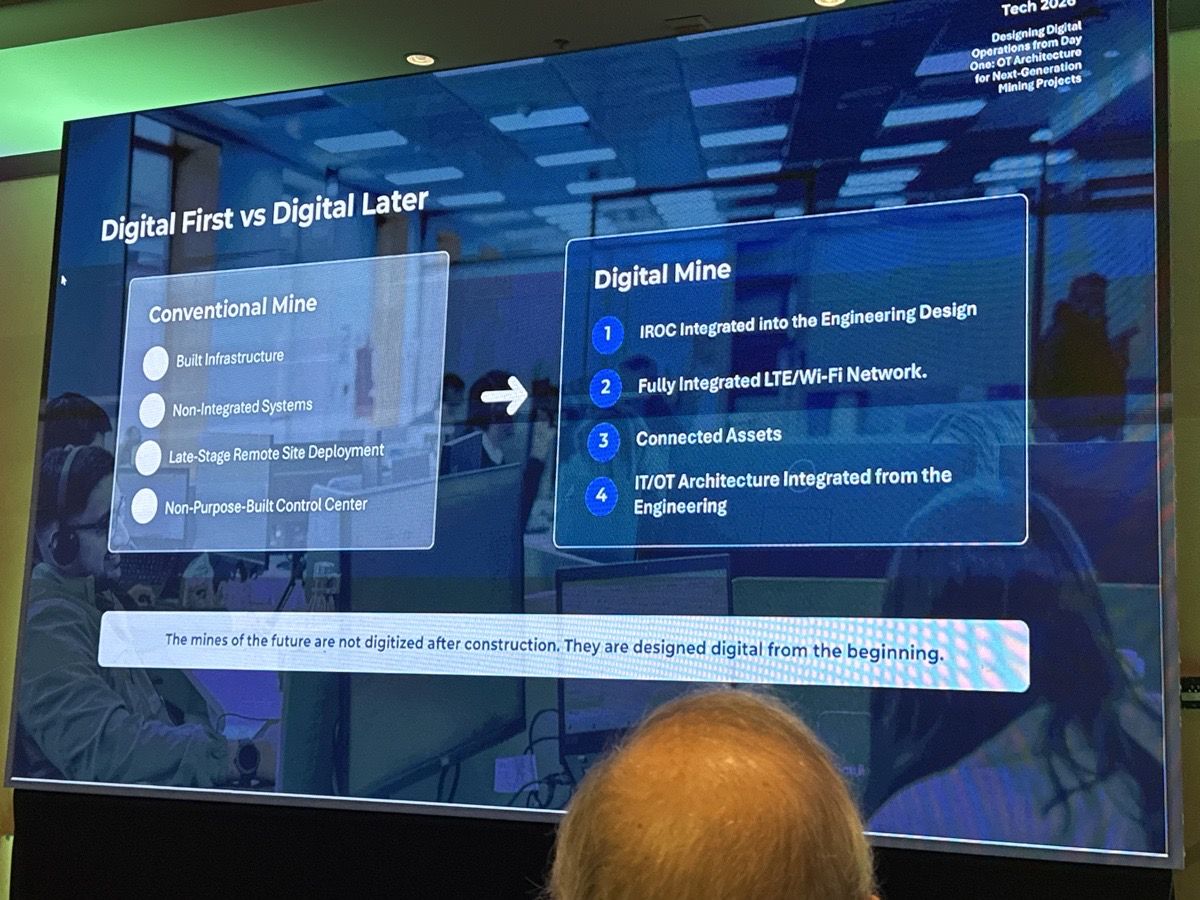 Digital First vs Digital Later: la mina convencional se digitaliza tarde y por partes; la mina digital integra IROC, red LTE/Wi-Fi, activos conectados y arquitectura IT/OT desde la ingeniería.